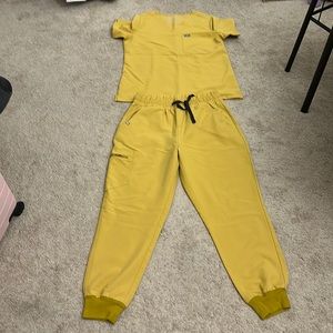 Figs light gold scrub set